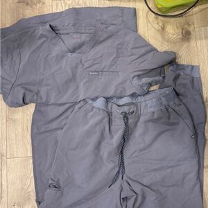 Jaanuu gray scrub set top and bottom size L